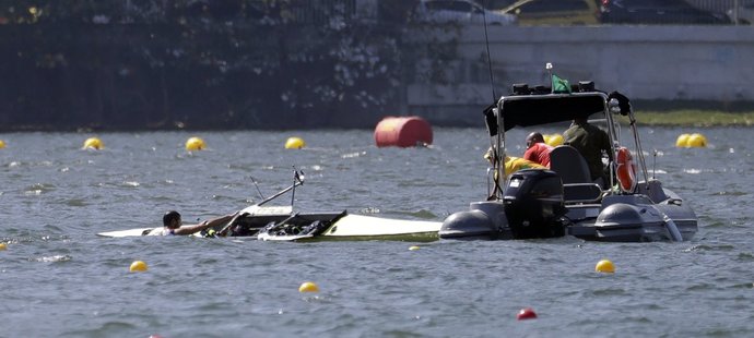 Miloš Vasič and Nenad Bedik se v olympijské rozjížďce dvojskifů nedobrovolně vykoupali