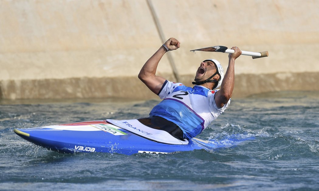 Francouz Denis Gargaud Chanut se raduje ze svého olympijského triumfu