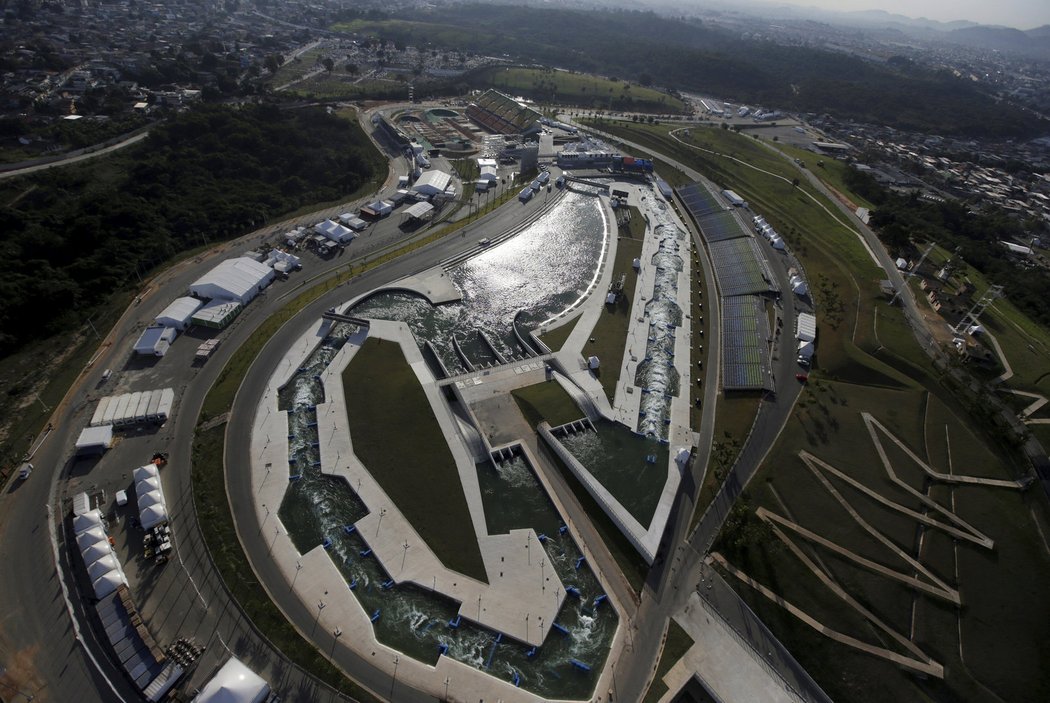 Supermoderní kanál pro vodní slalom na olympiádě se nachází v sousedství chudinské čtvrti