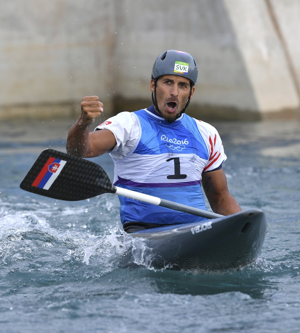 Slovenský kanoista Matej Beňuš se raduje v cíli olympijského závodu