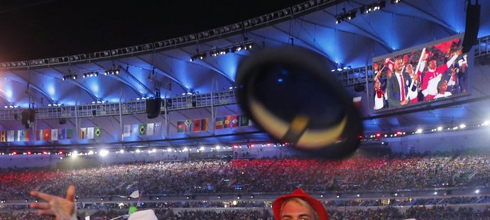 Členové české výpravy hází své klobouky do hlediště při nástupu na zahajovacím ceremoniálu olympijských her v Riu