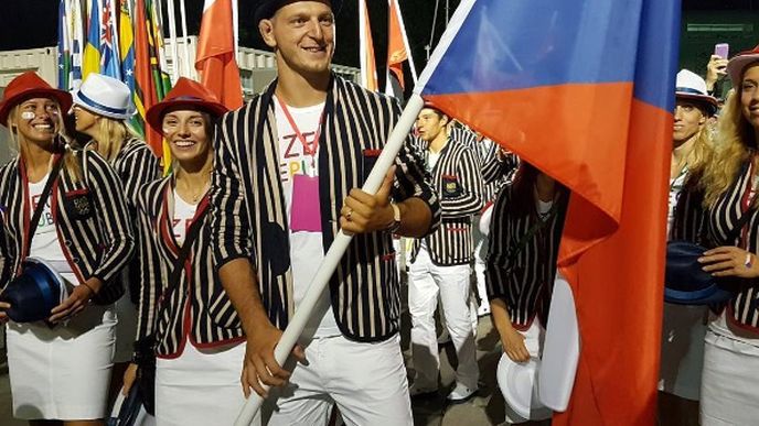 Lukáš Krpálek jako vlajkonoš přivádí českou výpravu na olympijský stadion Maracaná v Riu de Janeiru