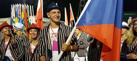 Lukáš Krpálek jako vlajkonoš přivádí českou výpravu na olympijský stadion Maracaná v Riu de Janeiru