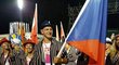 Lukáš Krpálek jako vlajkonoš přivádí českou výpravu na olympijský stadion Maracaná v Riu de Janeiru