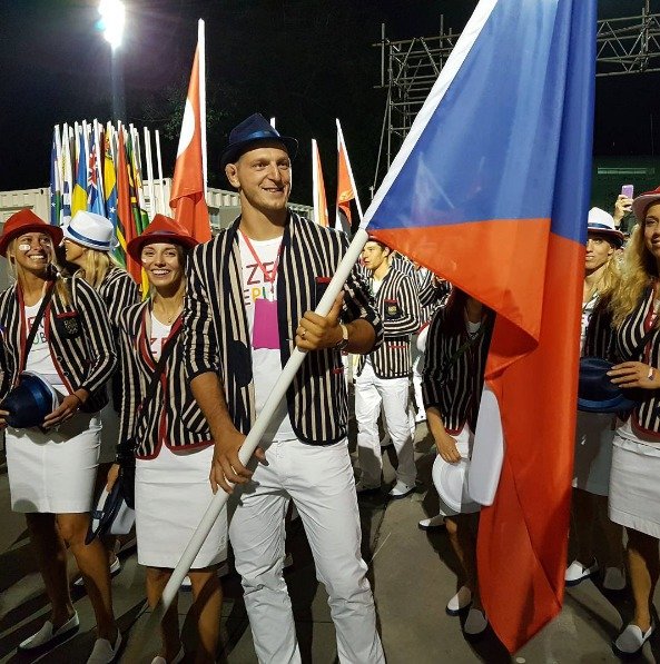 Lukáš Krpálek jako vlajkonoš přivádí českou výpravu na olympijský stadion Maracaná v Rio de Janeiru.