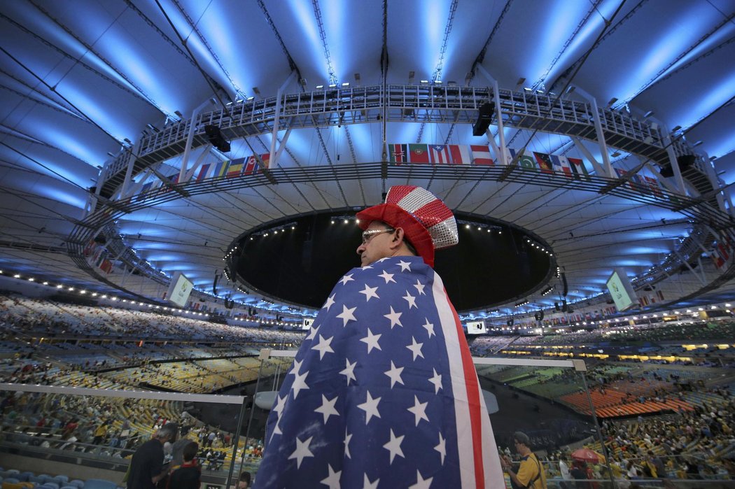 Americký fanoušek na stadionu Maracaná čeká na zahajovací ceremoniál olympijských her