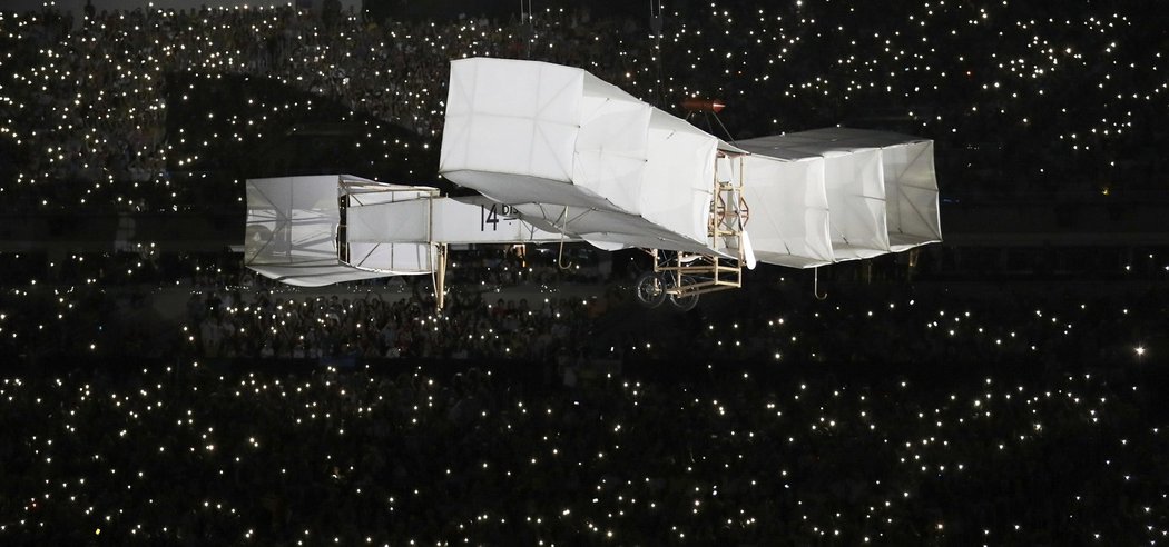 Brazilci při zahajovacím ceremoniálu LOH v Riu připomněli i svého slavného průkopníka letectví