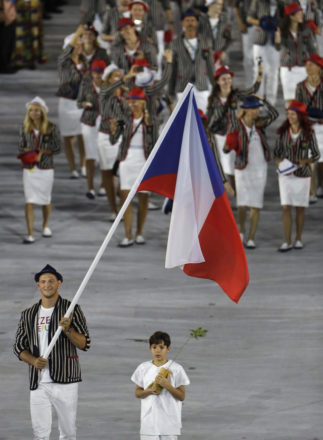 Lukáš Krpálek vede českou výpravu při slavnostním zahájení olympiády v brazilském Riu