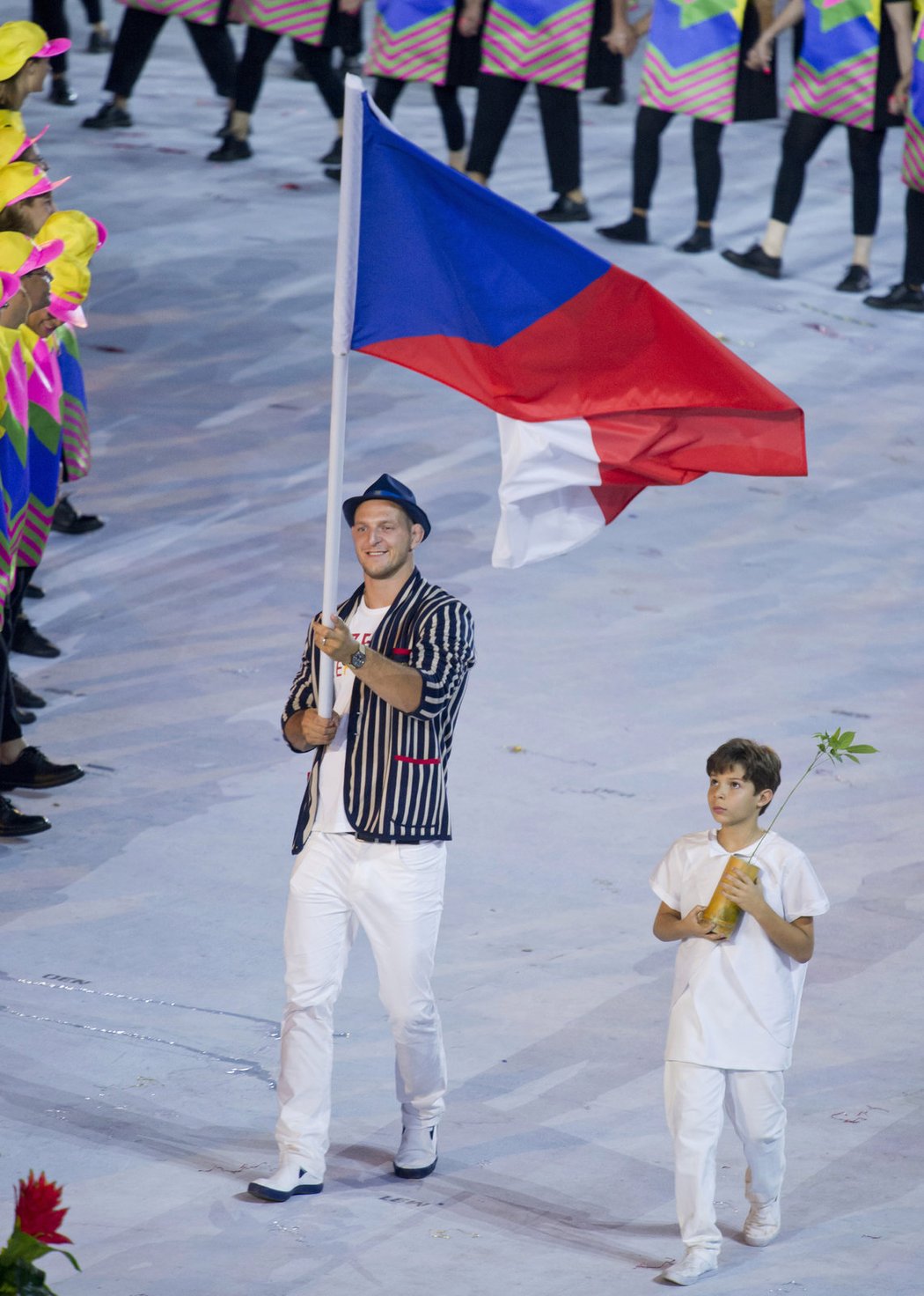 Lukáš Krpálek s českou vlajkou vedl české sportovce na slavnostní zahájení olympiády v Riu de Janeiru