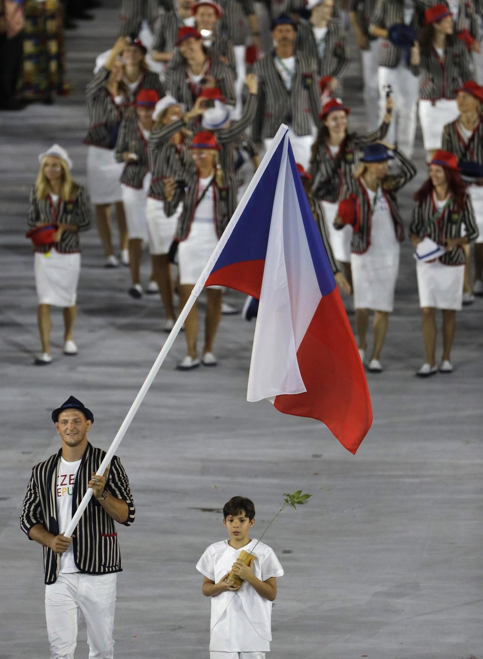 Lukáš Krpálek vede českou výpravu při slavnostním zahájení olympiády v brazilském Riu.