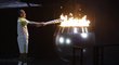 Maratonec Vanderlei de Lima zapaluje olympijský oheň na stadionu Maracaná