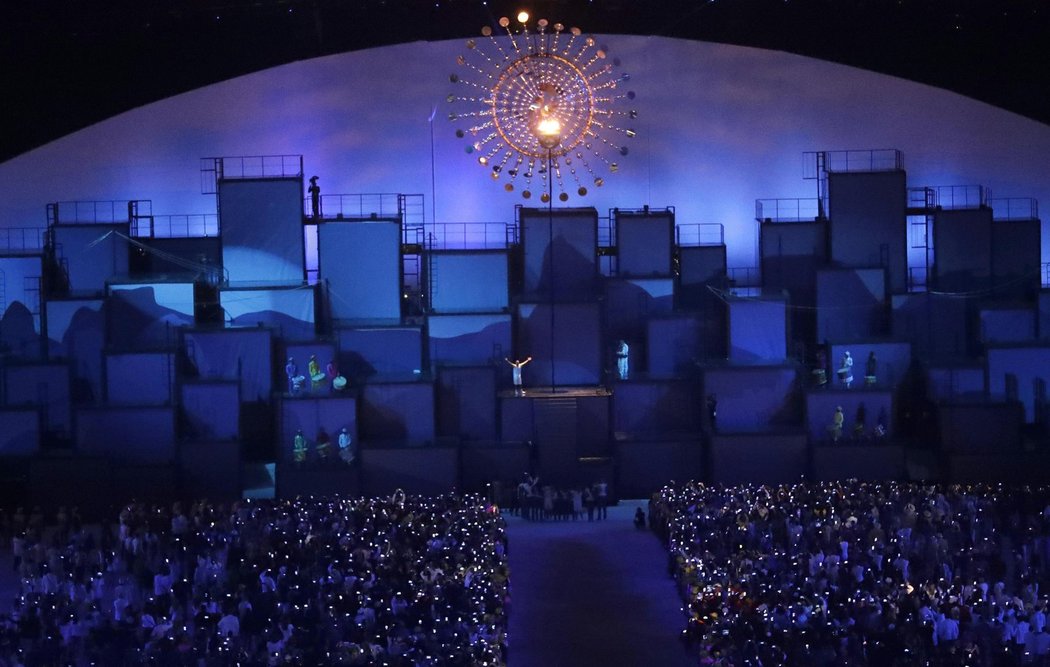 Olympijský oheň už září nad stadionem Maracaná