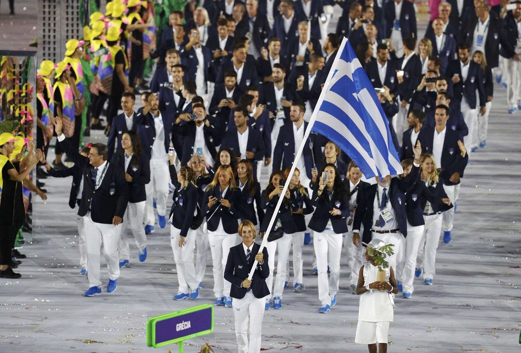 Řecká výprava tradičně jako první vstupuje na olympijský stadion v Riu