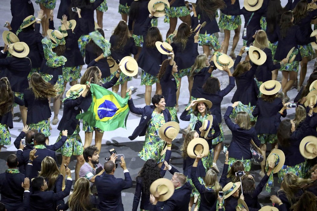 Nadšená brazilská výprava vstupuje na plochu stadionu při slavnostním zahájení olympijských her