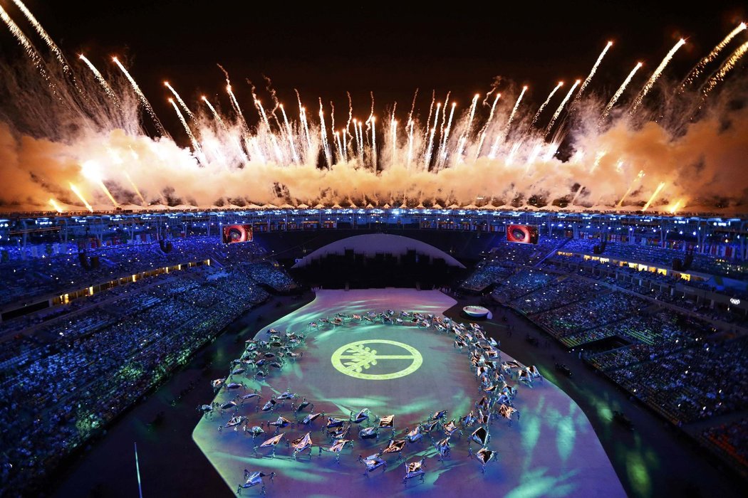 Na úvod zahajovacího ceremoniálu v Riu vzplál ohňostroj a zasvítil mírový symbol obrácený ve strom...