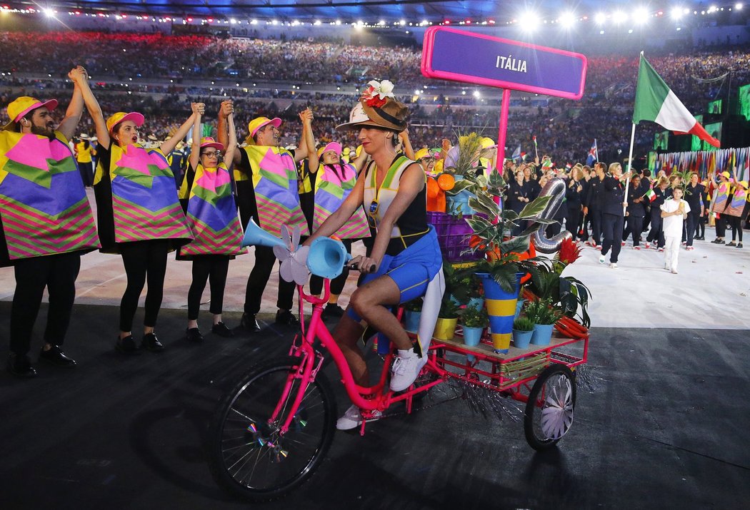 Hitem zahajovacího ceremoniálu se stalo speciální brazilské kolo, které přivádělo jednotlivé výpravy sportovců