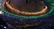 Scéna ze závěru zahajovacího ceremoniálu LOH v Riu. Vlevo hoří olympijská oheň a vystřeluje slavnostní ohňostroj.
