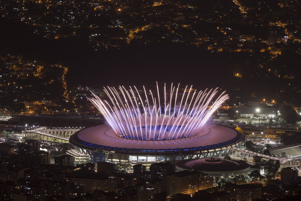 Působivý ohňostroj na začátku zahajovacího ceremoniálu LOH v Riu