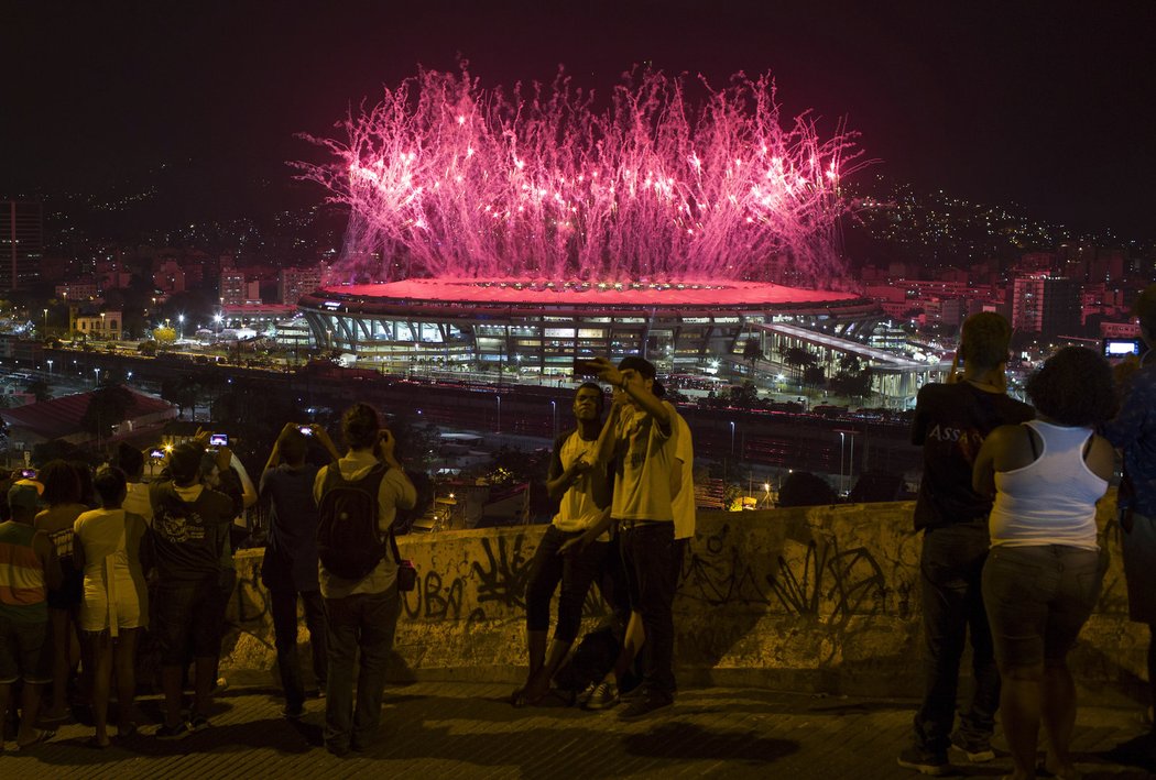 Méně šťastní Brazilci si fotí závěrečný ohňostroj slavnostního zahájení olympiády v Riu de Janeiru