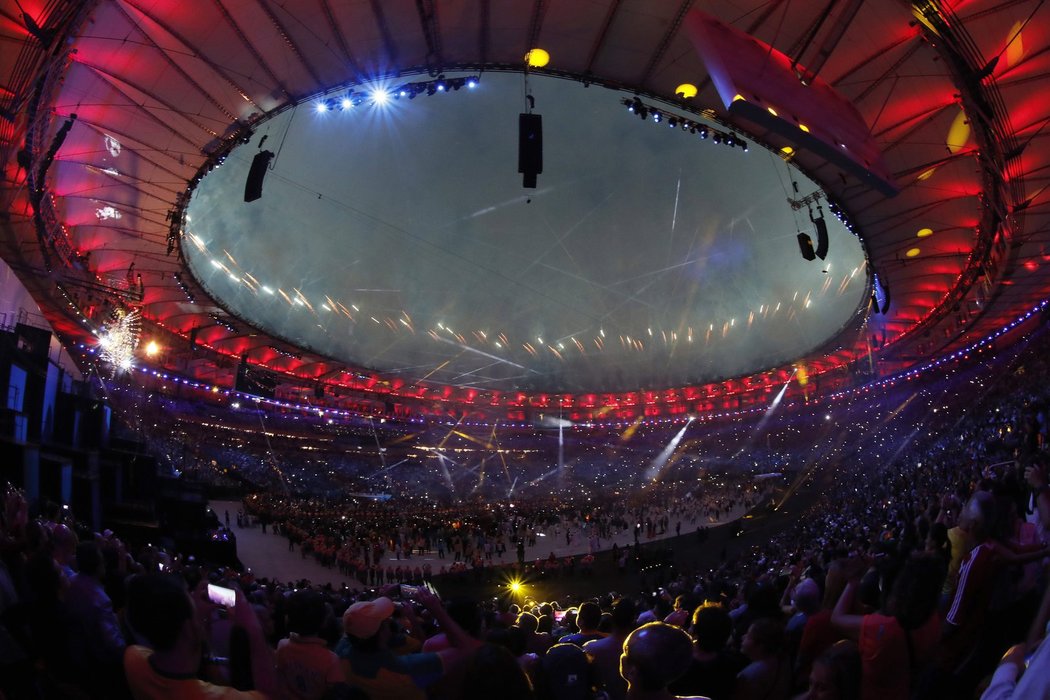 Olympijský oheň hoří a na stadionu Maracaná v Riu de Janeiro propuká závěrečný ohňostroj