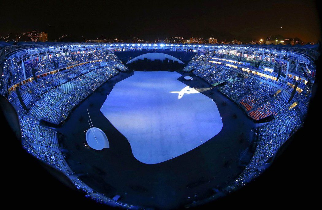 Stadion Maracaná v Riu se plní a vše se chystá na zahajovací ceremoniál olympijských her