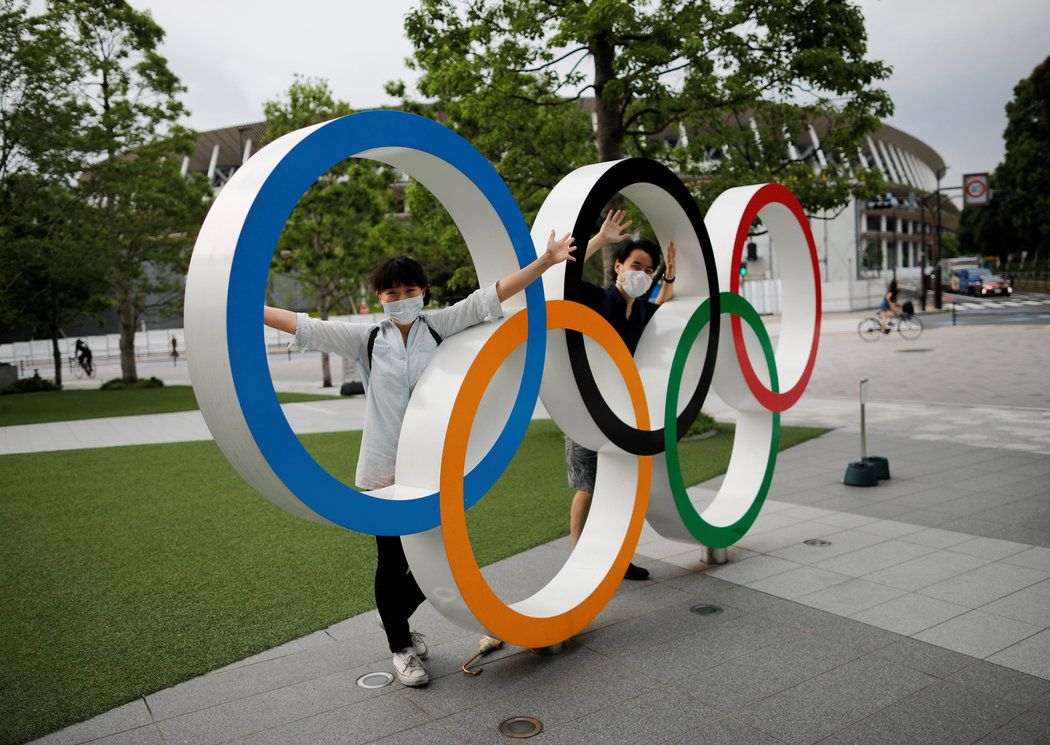 Návštěvníci se fotí u olympijských kruhů před Národním stadionem v Tokiu
