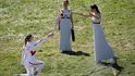 Slavnostní ceremoniál zapálení olympijského ohně v řecké Olympii.