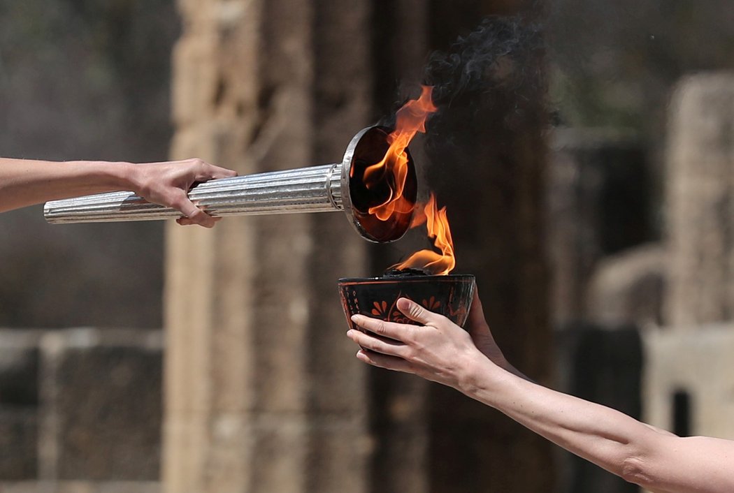 Slavnostní ceremoniál zapálení olympijského ohně v řecké Olympii...