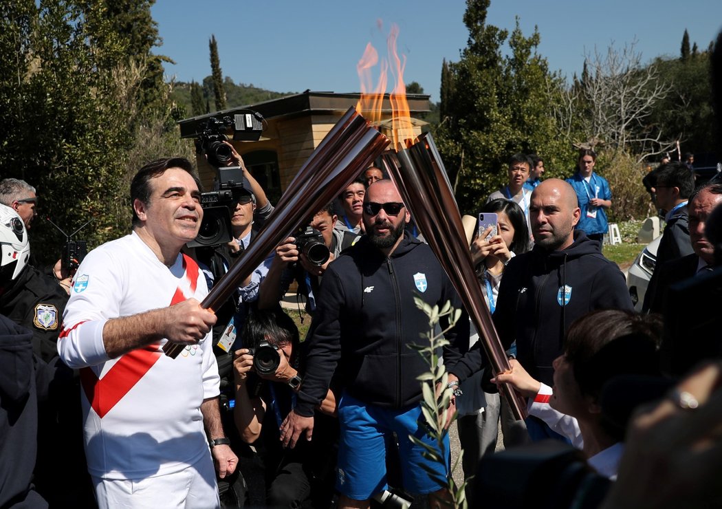 Slavnostní ceremoniál zapálení olympijského ohně v řecké Olympii...