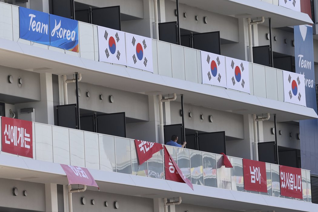 Z balkonů v olympijské vesnici musely zmizet bannery jihokorejských sportovců, které slovy Stále mám podporu 50 milionů Korejců, jež odkazovaly ke konfliktu s Japonskem