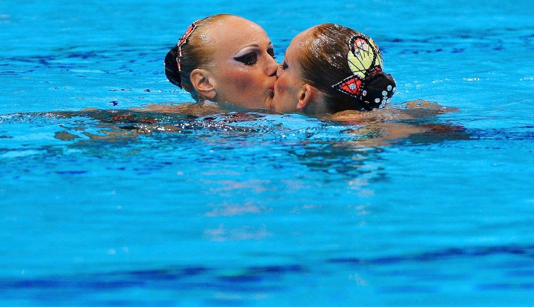 Ukrajinské akvabely Darja Jušková a Kseniya Sydorenková předvedly po svém vystoupení žhavý polibek