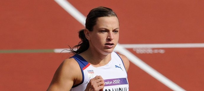 Lucie Škrobáková v cíli rozběhu závodu na 110 metrů překážek