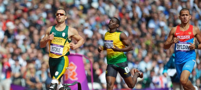 Oscar Pistorius dokázal při svém prvním olympijském startu postoupit do semifinále