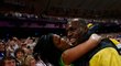 Vášnivá fanynka se vrhla zlatému Boltovi kolem krku