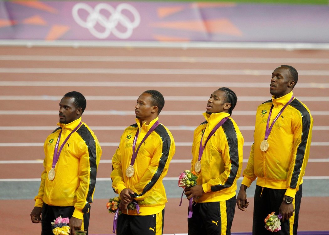 Carter, Frater, Blake a Bolt. Jamajští sprinteři poslouchají hymnu po zisku zlata