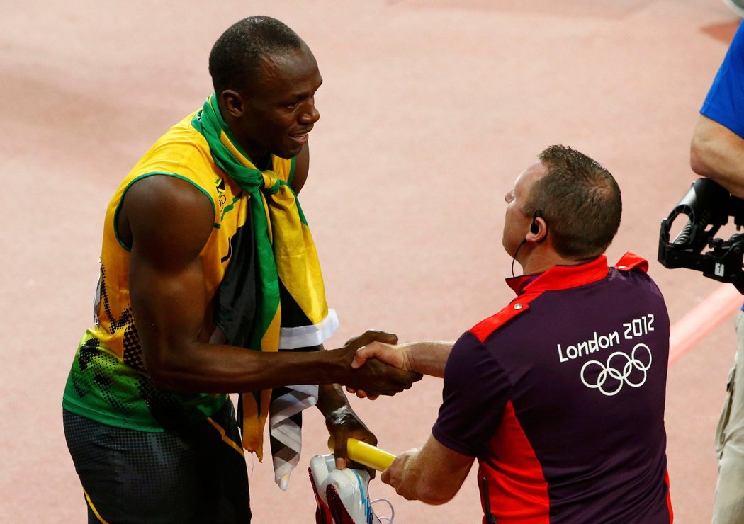 Pane sudí, dejte mi ten kolík... Usain Bolt nejdřív musel suvenýr ze zlaté štafety odevzdat, nakonec ho ale získal