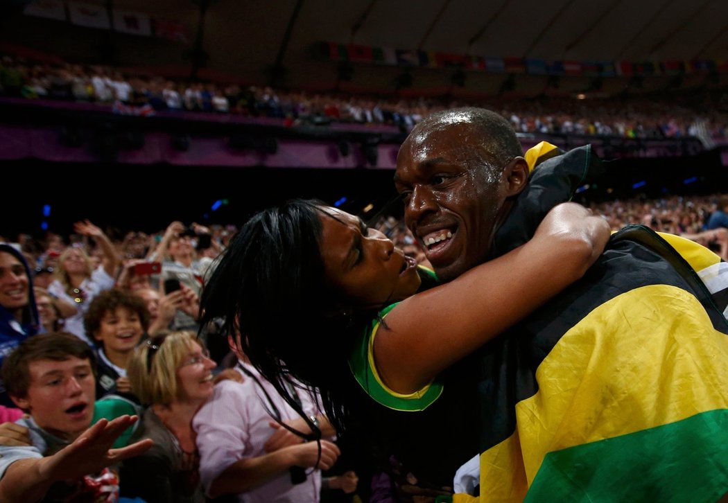 Vášnivá fanynka se vrhla zlatému Boltovi kolem krku