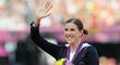 Šťastná Zuzana Hejnová mává fanouškům při přebírání své bronzové medaile