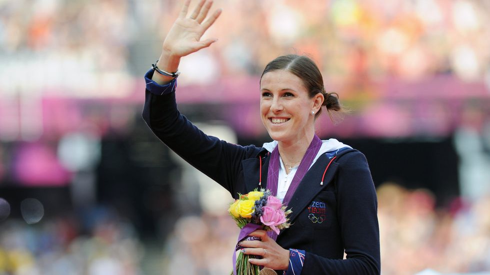Šťastná Zuzana Hejnová mává fanouškům při přebírání své bronzové medaile