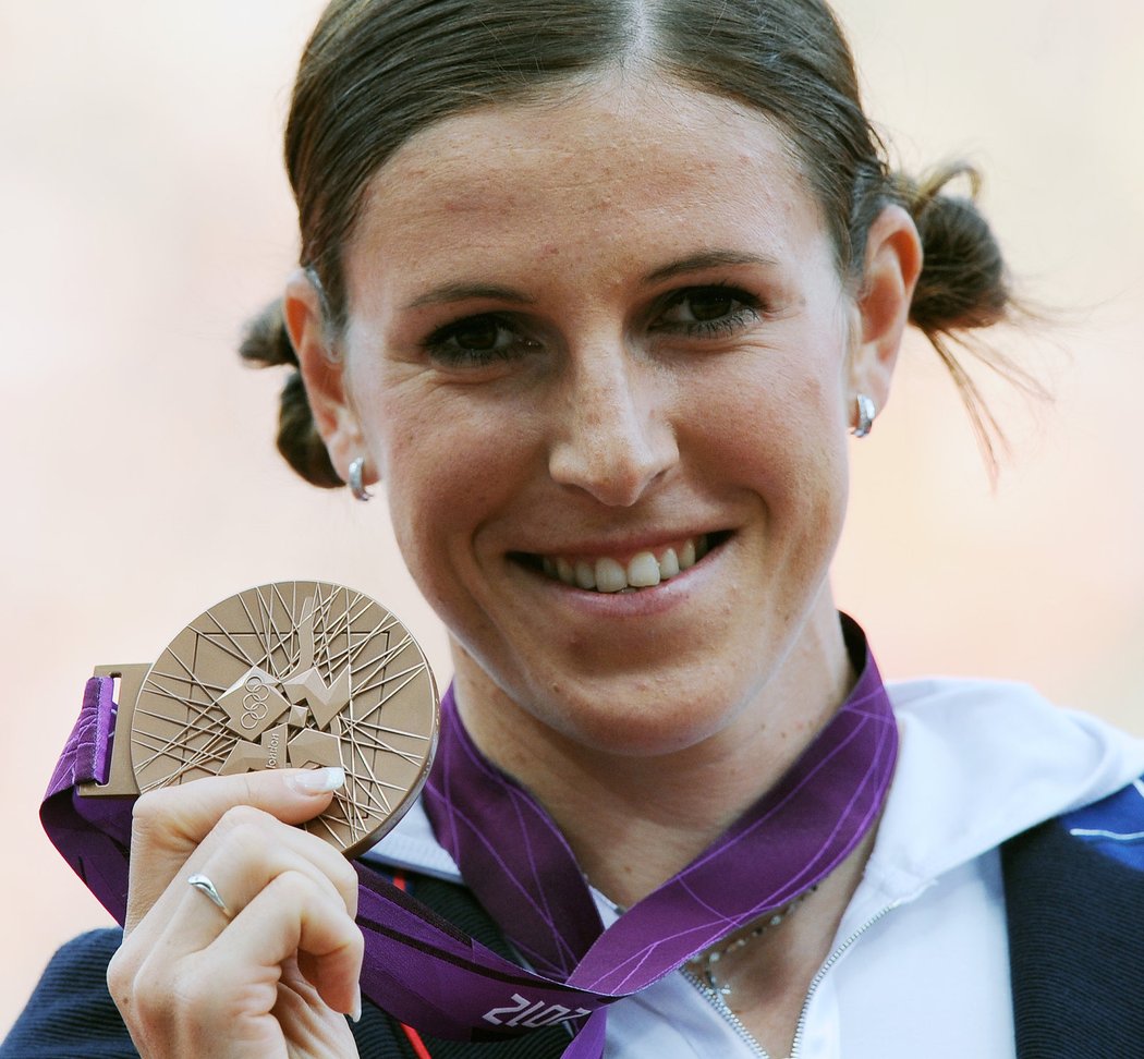 Dočkala se! Zuzana Hejnová se svou olympijskou medailí.