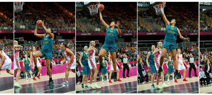 Australská basketbalistka Liz Cambageová smečuje v zápase s Ruskem