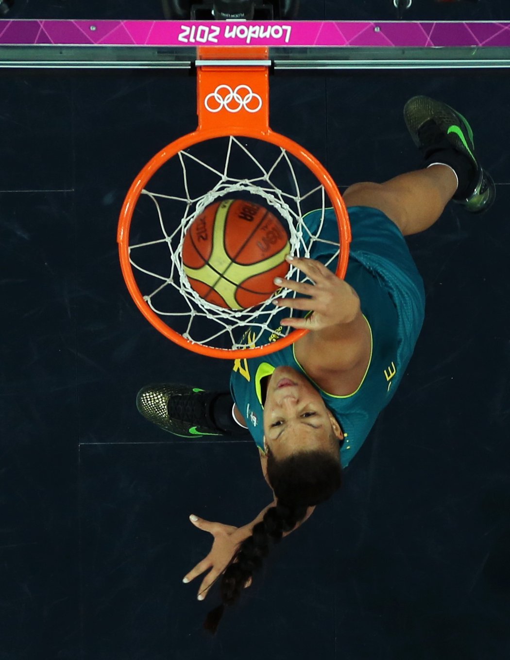 Olympijská premiéra! Australanka Liz Cambageová zatlouká míč do obroučky v zápase proti Rusku