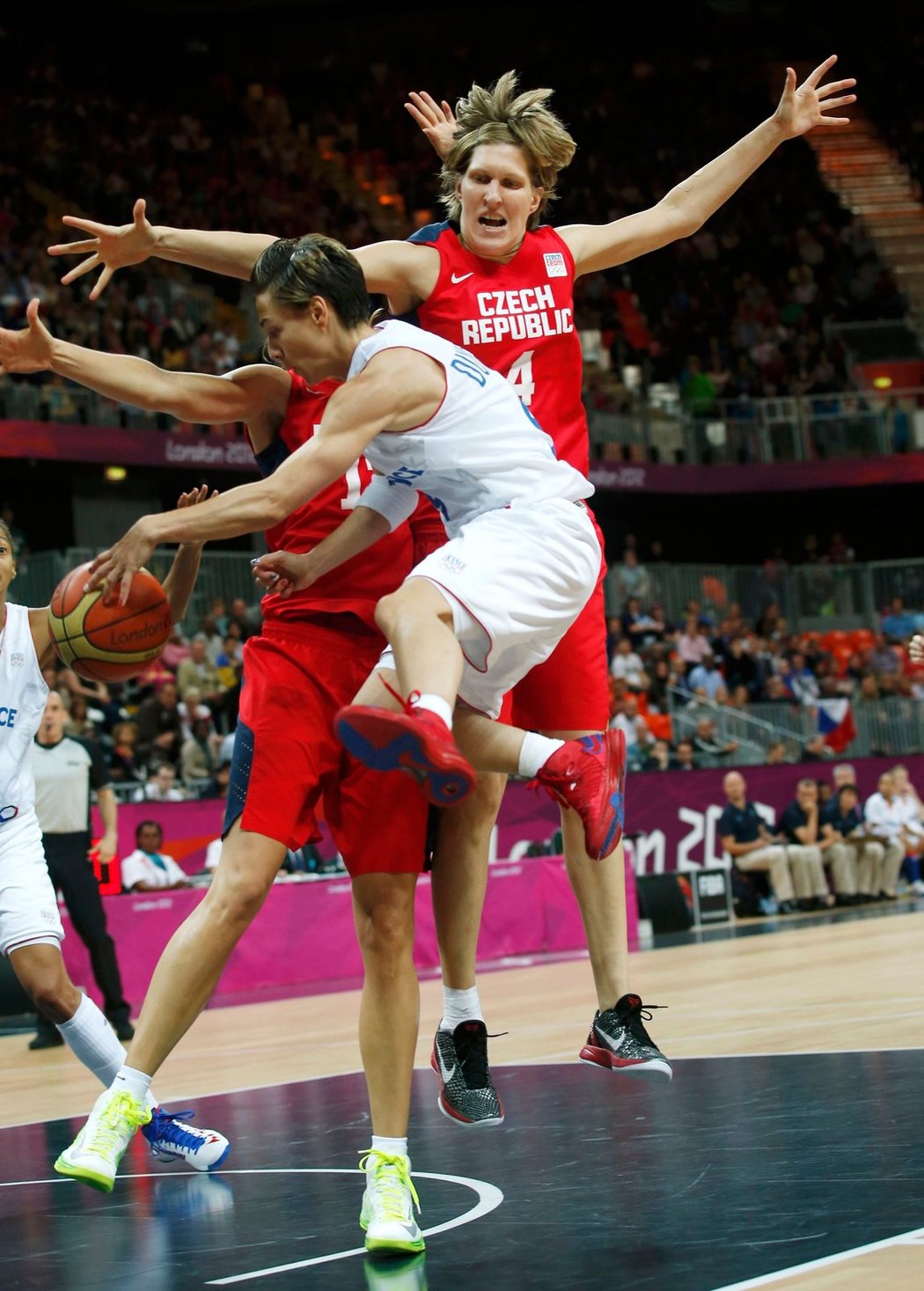 Francouzka Celine Dumercová skáče před Janou Veselou ve čtvrtfinále olympijských her