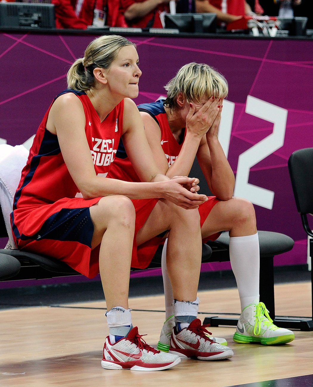 Zklamaná Eva Vítečková (vlevo) a Hana Horáková po prohraném čtvrtfinále s Francií