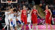 Francouzské basketbalistky se radují z postupu do semifinále, vedle nich smutné Češky (zleva) Eva Vítečková, Ilona Burgrová a Jana Veselá