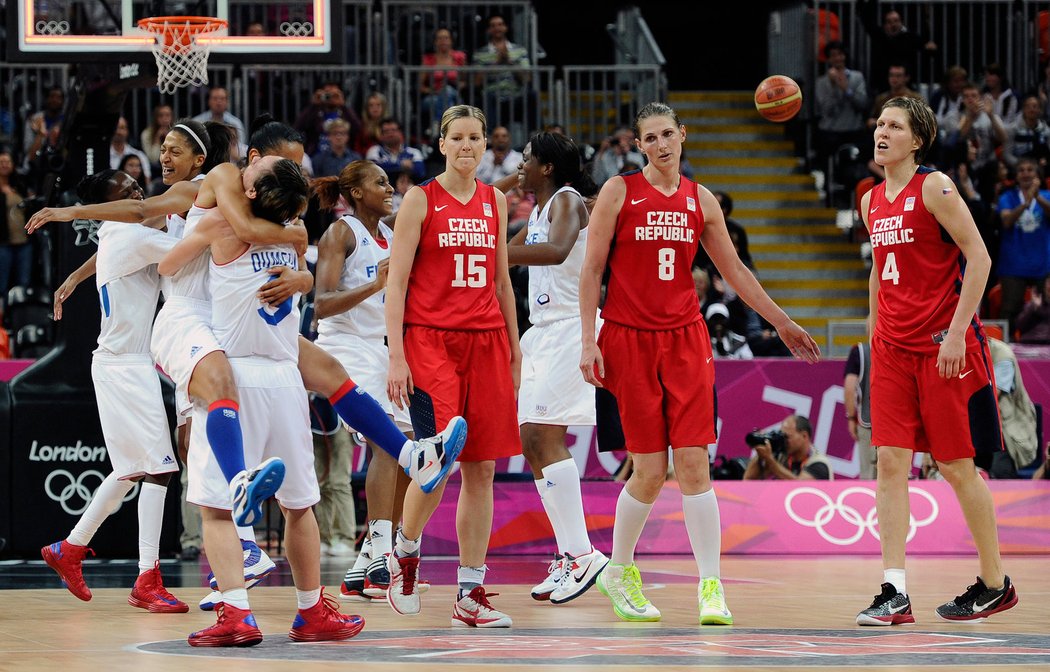 Francouzské basketbalistky se radují z postupu do semifinále, vedle nich smutné Češky (zleva) Eva Vítečková, Ilona Burgrová a Jana Veselá