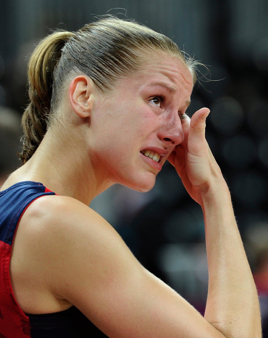 Kateřina Elhotová utírá slzy po prohraném čtvrtfinále s Francií