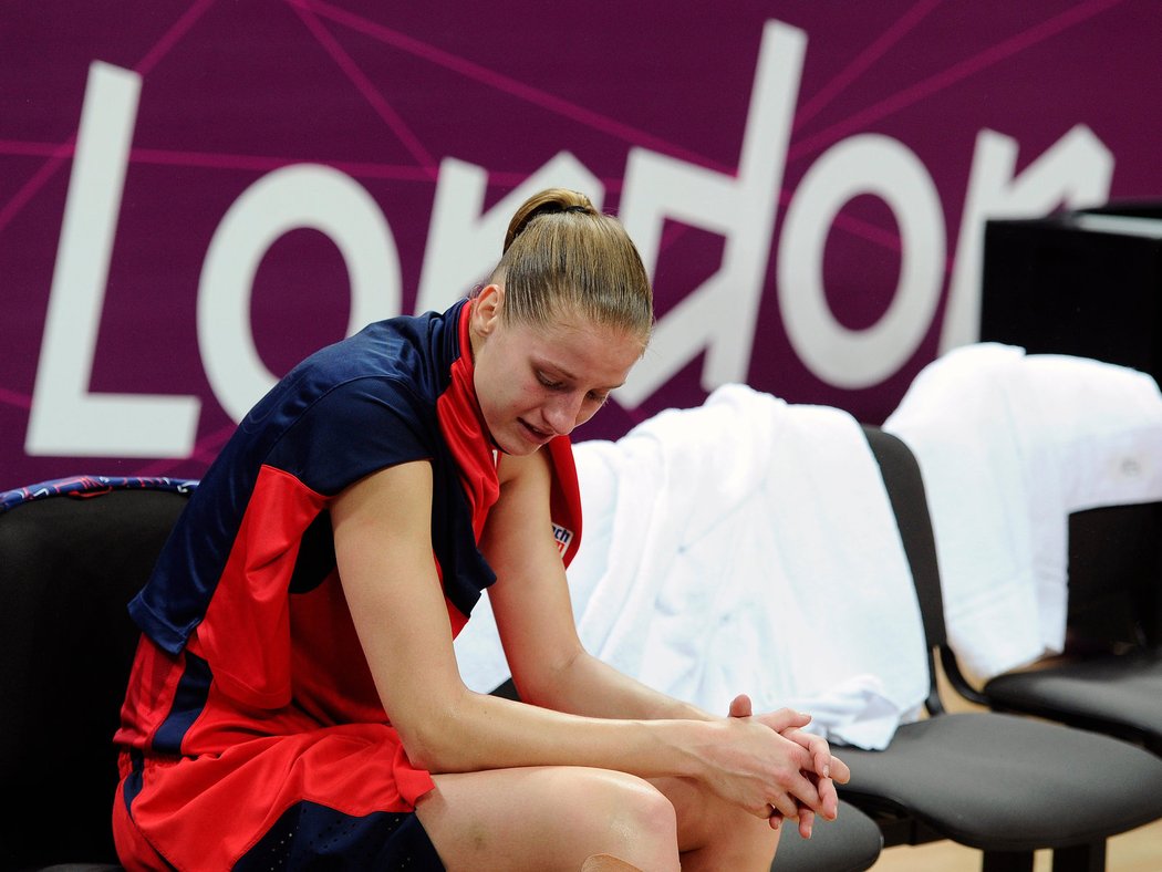 Semifinále bylo tak blízko... Smutná Kateřina Elhotová na české lavičce po zápase s Francií