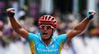 Kazašský cyklista Alexander Vinokurov se raduje z vítězství v individuální cyklistickém závodě