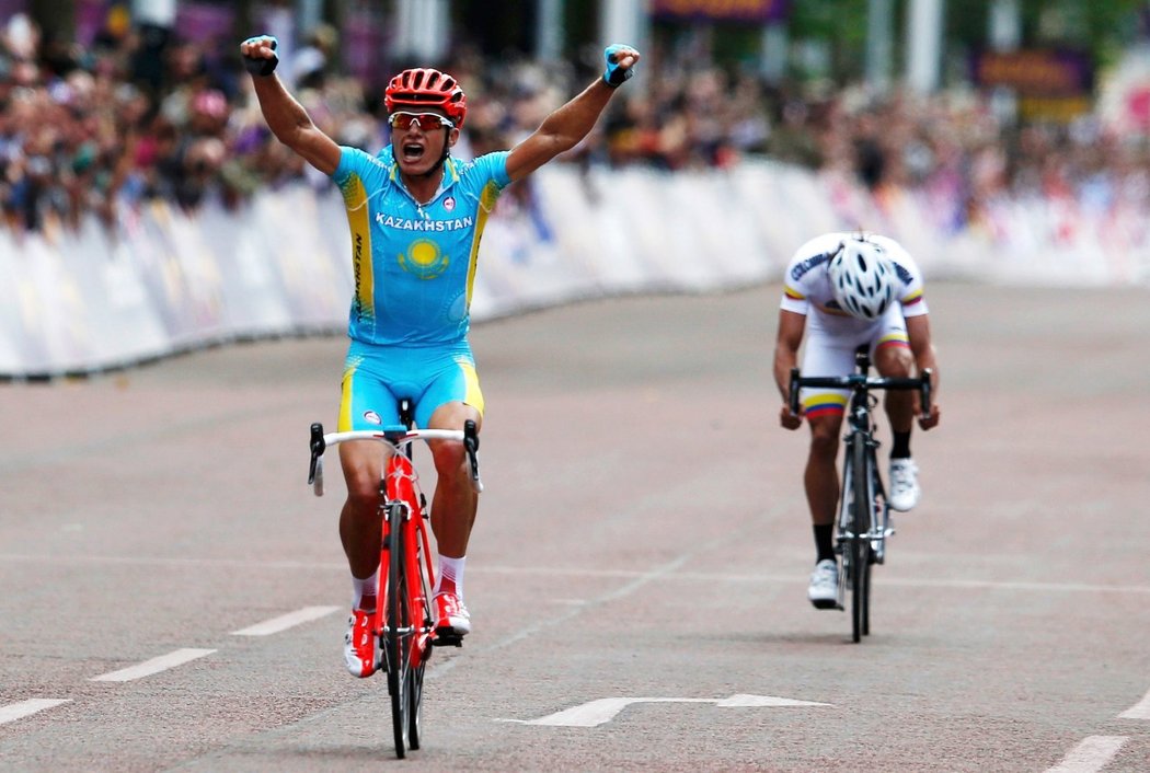 Kazašský cyklista Alexander Vinokurov se raduje z vítězství v individuální cyklistickém závodě